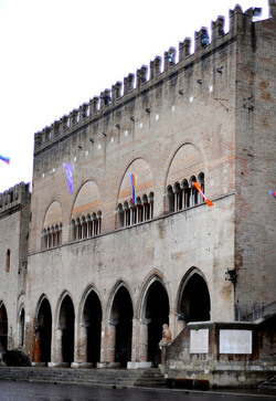 TEMPIO MALATESTIANO e SPIAGGIA di Rimini. Fotografie di Giulio Azzarello &copy;2016.