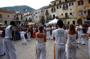 DANZE BRASILIANE E DANZATORI MULTIETNICI a Monreale in Sicilia. Fotografie di Giulio Azzarello &copy;2014.