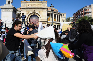 LOTTA DI CUSCINI flash mob fotografie di Giulio Azzarello ©2014. LOTTA DI CUSCINI flash mob fotografie di Giulio Azzarello ©2014.