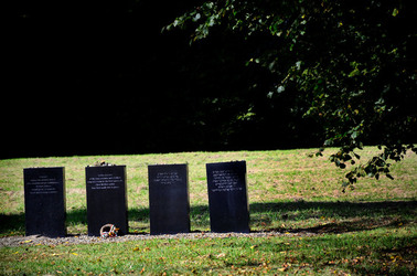 AUSCHHWITZ BIRKENAU le lapidi della memoria. Fotografie di Giulio Azzarello &copy;2016.