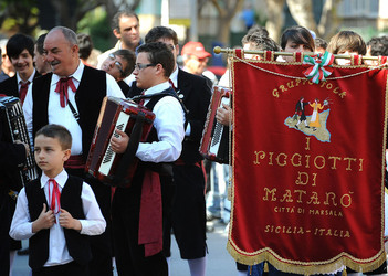 GRUPPO FOLK SICILIANO a Marsala. Fotografie di Giulio Azzarello &copy;2014.