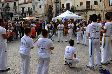 DANZE BRASILIANE E DANZATORI MULTIETNICI a Monreale in Sicilia. Fotografie di Giulio Azzarello &copy;2014.