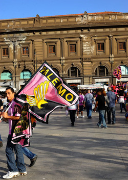 I TIFOSI DEL PALERMO CALCIO in piazza per festeggiare. Fotografie di Giulio Azzarello ©2014. I TIFOSI DEL PALERMO CALCIO in piazza per festeggiare. Fotografie di Giulio Azzarello ©2014.
