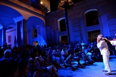 SERENATA fotografie di Giulio Azzarello ©2020. SERENATA fotografie di Giulio Azzarello ©2020.