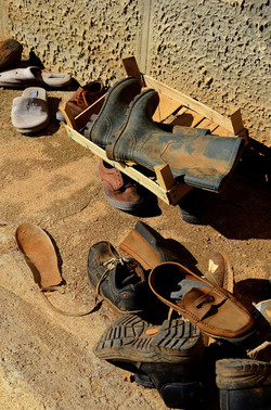 SCARPE di persone povere. Fotografie di Giulio Azzarello &copy;2016.