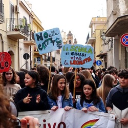 AFROCHE. Fotografie di Giulio Azzarello ©2024. AFROCHE. Fotografie di Giulio Azzarello ©2024.