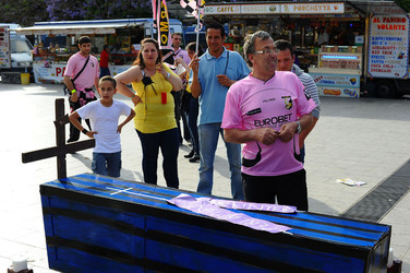 I TIFOSI DEL PALERMO CALCIO in piazza per festeggiare. Fotografie di Giulio Azzarello ©2014. I TIFOSI DEL PALERMO CALCIO in piazza per festeggiare. Fotografie di Giulio Azzarello ©2014.
