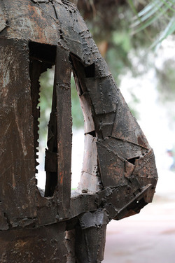 ANGELO DENARO pittore artista siciliano con la sua scultura di ferro. Fotografie di Giulio Azzarello &copy;2014.