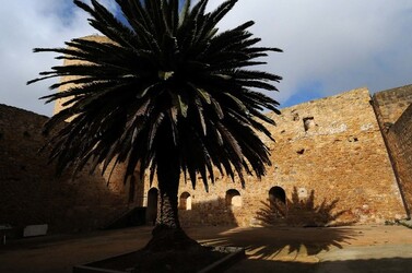 CASTELLO DI SALEMI in Sicilia. Fotografie di Giulio Azzarello &copy;2014.