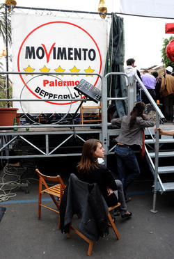 I COMIZI di BEPPE GRILLO in Sicilia a Palermo alcuni momenti. Fotografie di Giulio Azzarello &copy;2014.