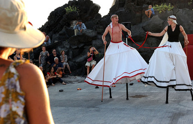 TRAMPOLIERI A LINOSA in Sicilia tutti i momenti dello spettacolo. Fotografie di Giulio Azzarello &copy;2014.