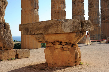 PAOLA PACE attrice italiana di origini siciliane Palermo ritratti a Sellinunte. Fotografie di Giulio Azzarello ©2014.
