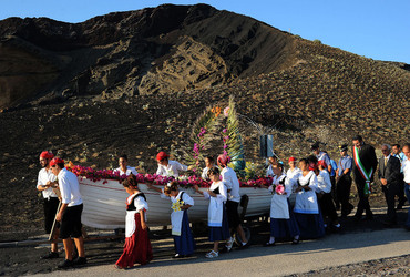 PROCESSIONE RELIGIOSA DEL MARE a Linosa. Fotografie di Giulio Azzarello ©2014. PROCESSIONE RELIGIOSA DEL MARE a Linosa. Fotografie di Giulio Azzarello ©2014.
