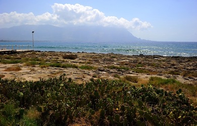 PAESAGGIO SICILIANO di MARE. Fotografia di Giulio Azzarello &copy;2018.