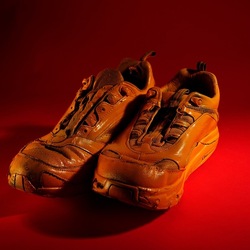 SCARPE. Fotografia di Giulio Azzarello ©2023. SCARPE. Fotografia di Giulio Azzarello ©2023.