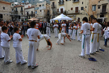 DANZE BRASILIANE E DANZATORI MULTIETNICI a Monreale in Sicilia. Fotografie di Giulio Azzarello &copy;2014.