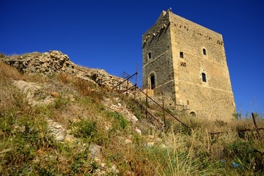 CASTELLO di Campofelice di Roccella. Fotografie di Giulio Azzarello &copy;2020.