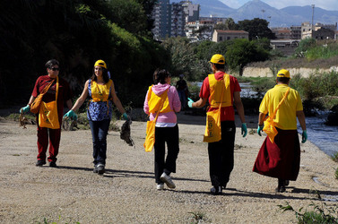 LA BONIFICA delle coste a Palermo una azione simbolica di Lega Ambiente Sicilia. Fotografie di Giulio Azzarello &copy;2014.