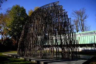 VENEZIA installazione lignea Giardini della Biennale di Arch. Cont. Fotografie di Giulio Azzarello &copy;2022.