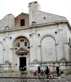 TEMPIO MALATESTIANO e SPIAGGIA di Rimini. Fotografie di Giulio Azzarello &copy;2016.