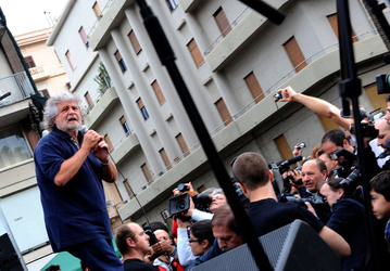 I COMIZI di BEPPE GRILLO in Sicilia a Palermo alcuni momenti. Fotografie di Giulio Azzarello &copy;2014.