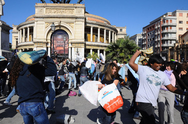 LOTTA DI CUSCINI flash mob fotografie di Giulio Azzarello ©2014. LOTTA DI CUSCINI flash mob fotografie di Giulio Azzarello ©2014.