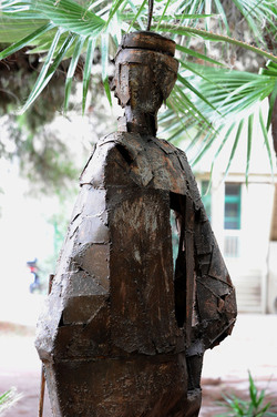 ANGELO DENARO pittore artista siciliano con la sua scultura di ferro. Fotografie di Giulio Azzarello &copy;2014.