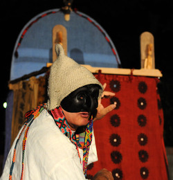 BRUNO LEONE e il suo Pulcinella spettacolo. Fotografie di Giulio Azzarello ©2014. BRUNO LEONE e il suo Pulcinella spettacolo. Fotografie di Giulio Azzarello ©2014.