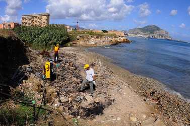 LA BONIFICA delle coste a Palermo una azione simbolica di Lega Ambiente Sicilia. Fotografie di Giulio Azzarello &copy;2014.