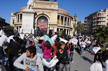LOTTA DI CUSCINI flash mob fotografie di Giulio Azzarello ©2014. LOTTA DI CUSCINI flash mob fotografie di Giulio Azzarello ©2014.
