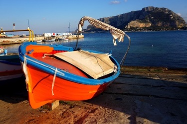 BARCHE. Fotografie di Giulio Azzarello ©2022. BARCHE. Fotografie di Giulio Azzarello ©2022.