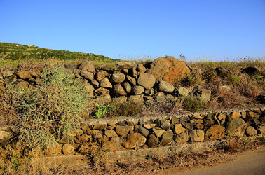 ISOLA DI USTICA pietre. Fotografie di Giulio Azzarello &copy;2016.