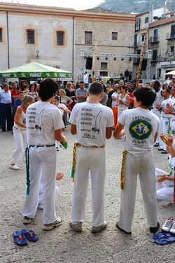 DANZE BRASILIANE E DANZATORI MULTIETNICI a Monreale in Sicilia. Fotografie di Giulio Azzarello &copy;2014.