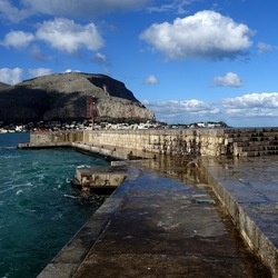MONDELLO. Fotografie di Giulio Azzarello &copy;2024.