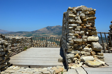 SEGESTA il sito archeologico il teatro greco e l acropoli. Panorami e particolari. Fotografie di Giulio Azzarello &copy;2014.