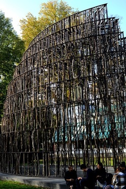 VENEZIA installazione lignea Giardini della Biennale di Arch. Cont. Fotografie di Giulio Azzarello &copy;2022.