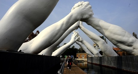 LE MANI DI LORENZO QUENN Biennale di Venezia. Fotografie di Giulio Azzarello &copy;2020.