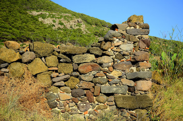 ISOLA DI USTICA pietre. Fotografie di Giulio Azzarello &copy;2016.