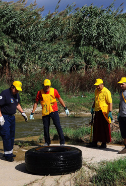 LA BONIFICA delle coste a Palermo una azione simbolica di Lega Ambiente Sicilia. Fotografie di Giulio Azzarello &copy;2014.