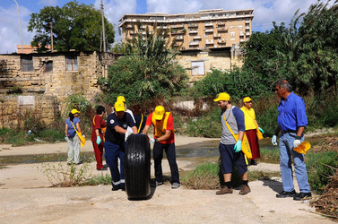 LA BONIFICA delle coste a Palermo una azione simbolica di Lega Ambiente Sicilia. Fotografie di Giulio Azzarello &copy;2014.