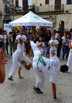 DANZE BRASILIANE E DANZATORI MULTIETNICI a Monreale in Sicilia. Fotografie di Giulio Azzarello &copy;2014.