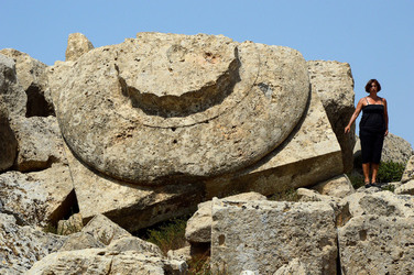 PAOLA PACE attrice italiana di origini siciliane Palermo ritratti a Sellinunte. Fotografie di Giulio Azzarello ©2014.