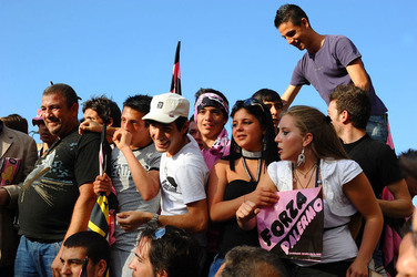 I TIFOSI DEL PALERMO CALCIO in piazza per festeggiare. Fotografie di Giulio Azzarello ©2014. I TIFOSI DEL PALERMO CALCIO in piazza per festeggiare. Fotografie di Giulio Azzarello ©2014.