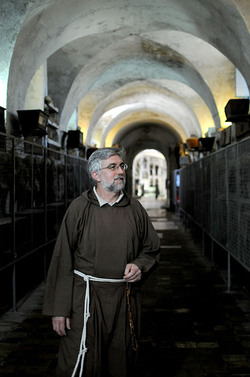 Le CATACOMBE di Palermo documentario film. Fotografie di scena e set di Giulio Azzarello &copy;2014.