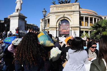 LOTTA DI CUSCINI flash mob fotografie di Giulio Azzarello ©2014. LOTTA DI CUSCINI flash mob fotografie di Giulio Azzarello ©2014.