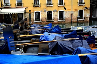 VENEZIA fotografie di Giulio Azzarello &copy;2022.