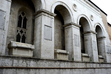 TEMPIO MALATESTIANO e SPIAGGIA di Rimini. Fotografie di Giulio Azzarello &copy;2016.