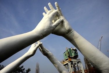 LE MANI DI LORENZO QUENN Biennale di Venezia. Fotografie di Giulio Azzarello &copy;2020.
