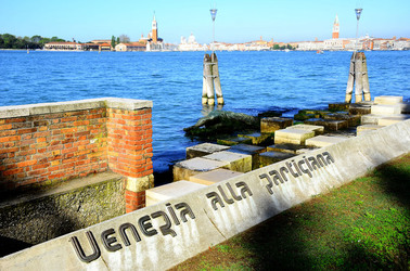 LUNGOMARE di VENEZIA. Fotografie di Giulio Azzarello &copy;2016.