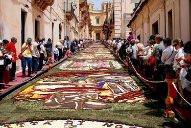 INFIORATA DI NOTO barocca in Sicilia. Fotografie di Giulio Azzarello ©2014. INFIORATA DI NOTO barocca in Sicilia. Fotografie di Giulio Azzarello ©2014.